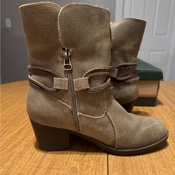 Boots - Picture 3 of 6